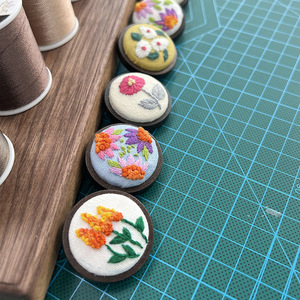 Broche créative faite à la main, bijoux brodés, design de fleurs et de feuilles, badge mignon de dessin animé, accessoires pour enfants et couples - Product Image 4