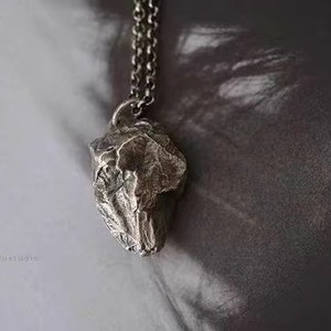 Colar Vintage OEM para Homens com Pingente de Pedra Preta Irregular, Design Simples e Único de Meteorito, Joias Masculinas da Moda para Uso Diário A - Product Image 4