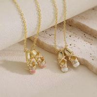 Nouveaux designs 2026 par des designers coréens – Collier avec pendentif chaussures de danse émaillées plaqué or 18 carats et chaîne à maillons, idéal pour femme, cadeau