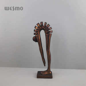 Decoración de Interiores Nórdica, Escultura Abstracta de Resina en Bronce Oscuro con Forma Curva, Decoración Artística para Sala de Estar - Product Image 1