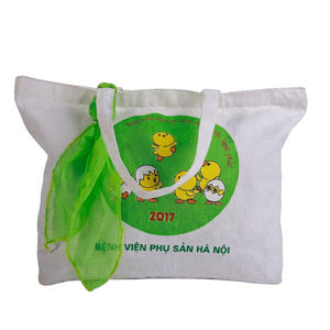 Bolsa de Compras de Algodón Orgánico 100% Hecha en Vietnam, con Logotipo Personalizado Impreso en Serigrafía, Patrón de Rejilla de Diamantes, Tamaño Mediano - Product Image 1