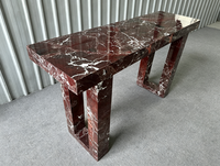 Table d'entrée moderne en marbre Rosso Levanto, rouge profond avec veines blanches, console artistique sur mesure pour hall d'entrée de luxe, villa et hôtel