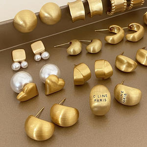 Boucles d'oreilles minimalistes en métal brossé, fermoirs d'oreilles vintage haut de gamme, boucles d'oreilles simples et originales - Product Image 2