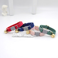 Collier pour chien et chat en velours de luxe, écologique, réglable, avec clochette, design personnalisable, couleur unie, durable et doux