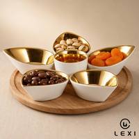 Ensemble de bols à collation en céramique avec intérieur doré, plats en forme de bateau à pétales avec plateau rond en bois pour servir les noix, les fruits secs, les bonbons lors de fêtes