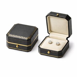 กล่องใส่ต่างหูแบบบูติก กล่องของขวัญเครื่องประดับหนังเทียมแบบมีบานพับ พร้อมแผ่นกำมะหยี่ด้านใน รับทำโลโก้ตามสั่ง สำหรับแบรนด์เครื่องประดับ บรรจุภัณฑ์เพื่อการจัดวางสินค้า รับผลิตแบบ OEM - Product Image 3