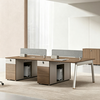Poste de travail moderne et simple de qualité E0, écologique, pour 4 personnes, avec cloison de bureau et combinaison table-chaise pour personnel