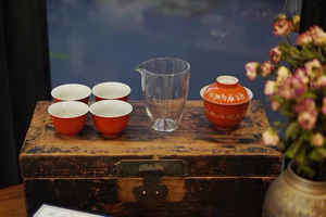 Set da Tè in Porcellana Rosso Corallo Ispirato all'Antico - Gaiwan Intagliato a Mano con Poesia e Tazze Abbinate - Product Image 2