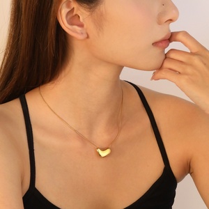 Collar de Acero Inoxidable Chapado en Oro PVD de 18K de Moda, Cadena Gruesa con Colgante de Corazón de Concha Simple para Mujer - Product Image 3