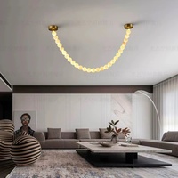 Modèle de salle d'exposition de café et de bar de créateur avec fenêtre à hauteur réglable Lustre en albâtre Magasin de vêtements Collier de perles
