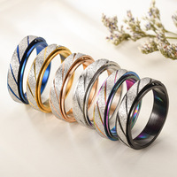 Bague large en acier inoxydable bleu, texturée à paillettes avec rainures diagonales, bague statement, en stock, bijoux en gros