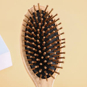 Cepillo de madera para masaje del cuero cabelludo con cerdas de madera para el cuidado y alivio del cabello de las mujeres - Product Image 1