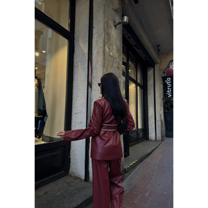 Conjunto de Chaqueta y Pantalones con Detalles en Cuero Borgoña para Mujer - Traje Elegante y con Estilo - Product Image 1