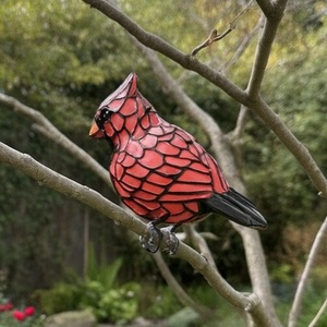 Ornement de jardin en résine de verre teinté rouge en forme d'oiseau cardinal, décoration extérieure de style traditionnel - Product Image 3