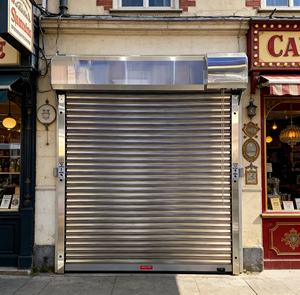 Puerta Enrollable Moderna Antirrobo de Acero Inoxidable para Comercios e Industrias, Tiendas y Almacenes - Product Image 4