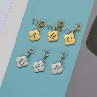 Pendentifs et breloques romantiques en acier inoxydable plaqué or 18 carats PVD, motif pétale de fleur, 26 lettres A-Z, avec boucle élastique