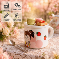 Vente en gros de tasses à café en céramique mignonnes pour filles de 414 ml avec couvercle, tasse à thé blanche brillante à motif de fraises et de cœurs kawaii, cadeau pour femmes