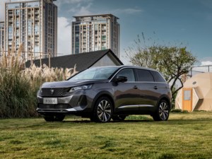 2025 <span class=keywords><strong>Peugeot</strong></span> <span class=keywords><strong>5008</strong></span> lumière automatique AWD Drive nouveau Turbo R19 pneu cuir intérieur couleur foncée Euro VI gaz/essence bon <span class=keywords><strong>prix</strong></span> - Product Image 5