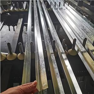 Profilé en U en <span class=keywords><strong>acier</strong></span> inoxydable galvanisé pour décoration murale et plafond DIY, fabriqué à Shenzhen, Guangdong - Product Image 1