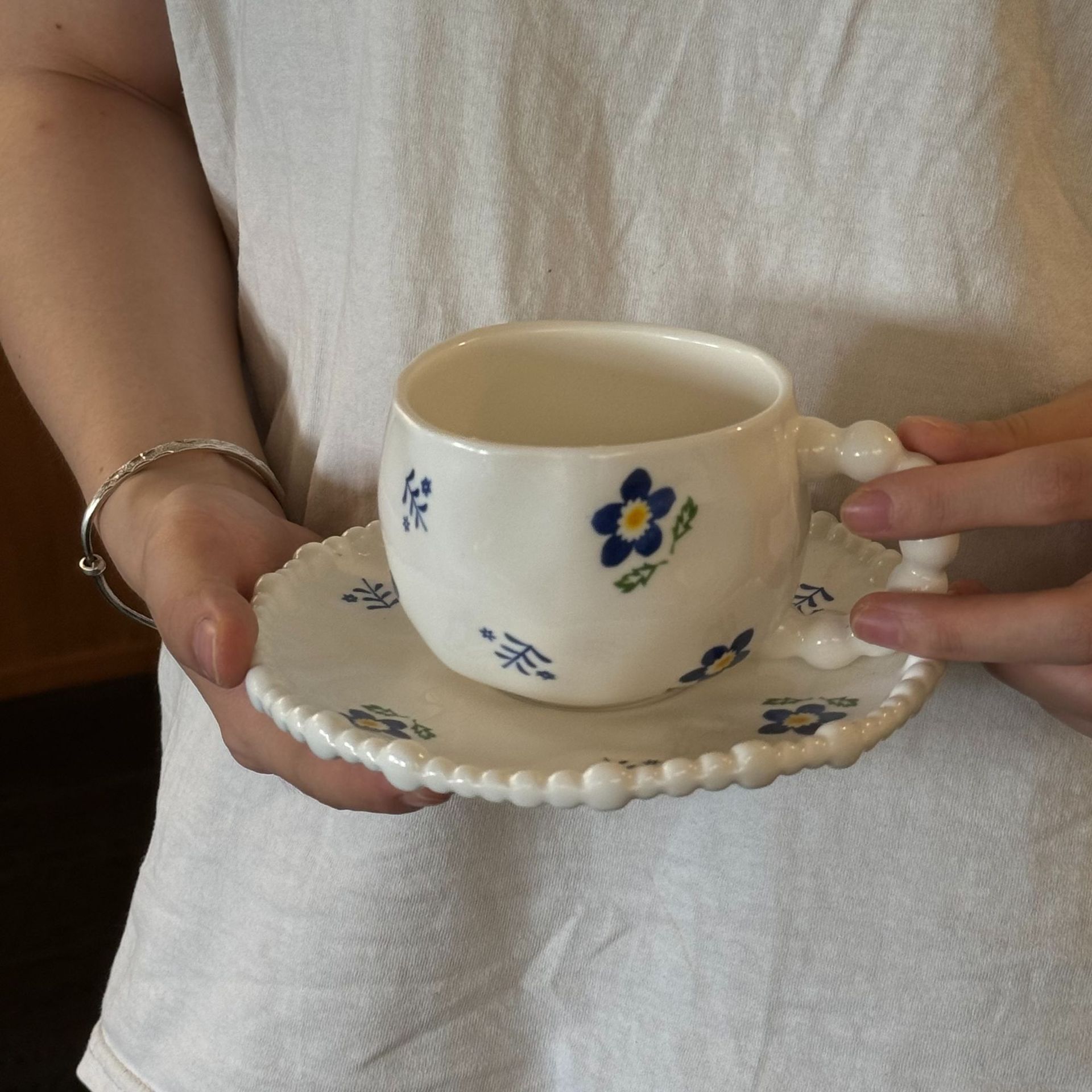 Tasse et soucoupe en perles florales bleues
