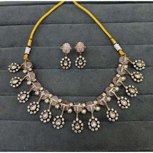 Ensemble collier choker plaqué or avec pierres AD et Maangtikka |   Meilleurs bijoux de mariage pour les fiançailles et les anniversaires de mariage - Product Image 6