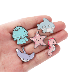 Broches amusantes et tendance, série animaux marins mignons, badges en métal émaillé souple, broches de dessin animé pieuvre et étoile de mer imprimées en sérigraphie - Product Image 1