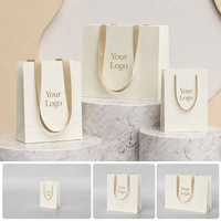 Sac de shopping en papier écologique de luxe avec logo doré personnalisé, cordon en satin pour vêtements, bijoux, cadeaux de mariage, impression à l'écran