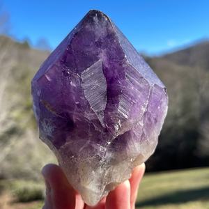 Vente en gros de baguettes en améthyste sculptées à la main, tours de cristal brut en pierre naturelle pour la méditation, artisanat en cristal en gros - Product Image 5