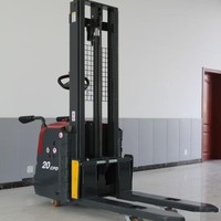 Gerbeur électrique, capacité 2000 kg, design compact, batterie Li-ion, pour le stockage de palettes en magasin.