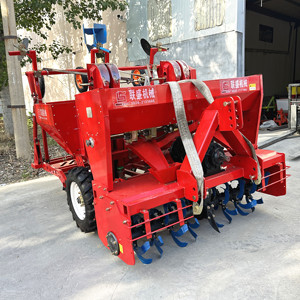 Plantador de <span class=keywords><strong>patatas</strong></span> de 4 filas con máquina integrada de mulching de película de fertilización de timón rotativo - Product Image 2