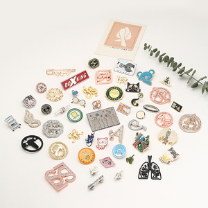 Insignias de metal esmaltado personalizadas con pedrería y broches de seguridad para promoción - Product Image 2
