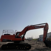 Excavatrice Doosan DX225LCA en excellent état, cabine ergonomique et confortable, idéale pour de longues heures de travail