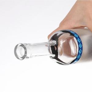 Bouteilles en verre transparentes de qualité supérieure personnalisées avec bouchon en liège pour les spiritueux de luxe comme le whisky, le rhum, le gin, la <span class=keywords><strong>tequila</strong></span>, 700 ml avec bouchon - Product Image 5