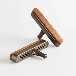 Diffuseur de parfum de luxe pour voiture, flacon miniature en bois personnalisé, parfum longue durée, placement optimal sur le pare-brise, aromathérapie automobile - Product Image 3