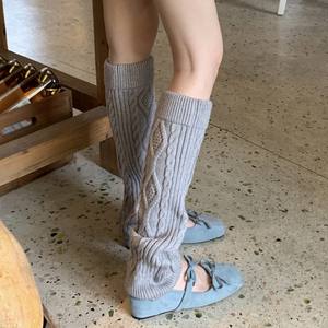 واقيات ساق نسائية رمادية اللون للخريف والشتاء، مبطنة بالصوف، سميكة ومقاومة للبرد، محبوكة من البوليستر/النايلون، بأسلوب كوري فضفاض - Product Image 1