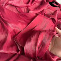 Éclat du coucher de soleil rubis : Organza luxueux à l'éclat métallique avec texture ondulée pour abayas de haute couture