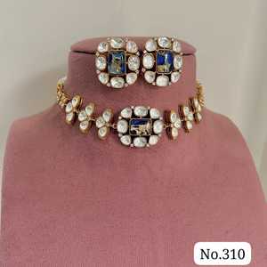 Parure de collier traditionnelle plaqué or avec pierre centrale élégante de couleur et pierres Polki blanches non taillées faites à la main pour mariée - Product Image 3