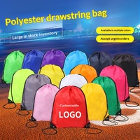 Sacs à dos en polyester personnalisables prêts à l'emploi avec impression de logo pour les marathons et les événements sportifs - style minimaliste moderne