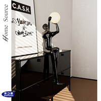 Sculpture de style nordique en fibre de verre renforcée de plastique, représentant une figure abstraite en position assise, frappant un ballon, décoration d'intérieur