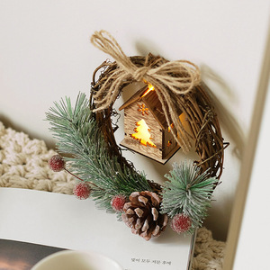 Ghirlanda Natalizia con Pigne, Bacche, Nastro e Luci Bianche Calde - Decorazione per Vetrine e Allestimenti Floreali - Product Image 4