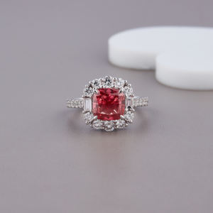 Anillo de Diamante Cultivado en Laboratorio con Corte Cojín Rojo y Halo con Banda Pavé en Oro Rosa/Amarillo/Blanco de 18K |   Joyería Fina Personalizada - Product Image 4