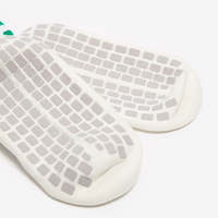 Chaussettes de football antidérapantes pour enfants en gros, design personnalisé, tricotées, absorbant la transpiration, pour le sport printanier, avec logo et semelle à pois