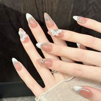 Ongles à presser en acrylique dégradé rose nude délicat, avec pointe blanche française, bordure florale 3D blanche, strass et décorations en cristal cœur