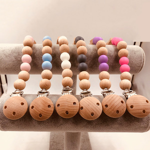 Ensemble cadeau bébé TK 20209-1 en silicone, comprenant des sucettes personnalisées en bois de hêtre, des bavoirs et des attaches-sucettes avec gravure laser sur bois, unisexe - Product Image 5