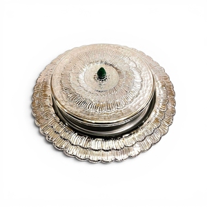 Assiette de service ronde en métal avec couvercle, design vintage poli, centre orné d'une pierre verte, vendeur d'Inde - Product Image 1