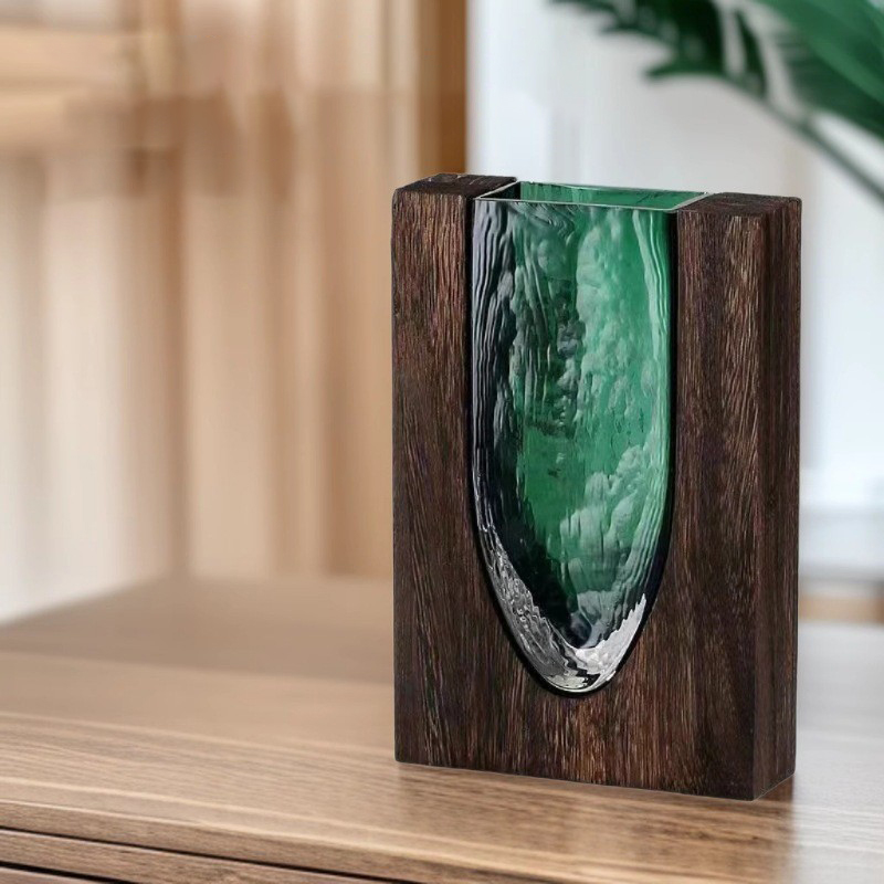 Cabane en rondins verte en forme de U