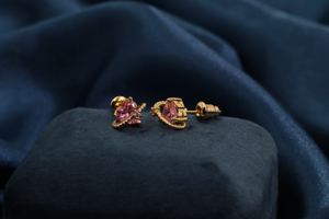 Pendientes de Botón de Latón Chapado en Oro con Corazón Rosa y Flecha de Tianyu Gems - Pendientes Románticos y Lindos con Incrustaciones de Circonita para Mujer - Product Image 6