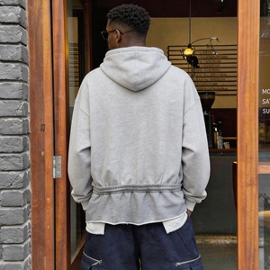 Hoodies courts en molleton bouclette épais 100 % coton, personnalisés avec impression sérigraphiée et empiècements, pour hommes, coupe oversize, vente en gros - Product Image 2