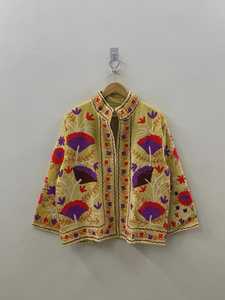 Chaqueta Corta Bordada a Mano con Terciopelo Suzani, Estilo Bohemio Étnico, Abrigo de Invierno para Mujer, Ropa Exterior de Boutique de la India - Product Image 3