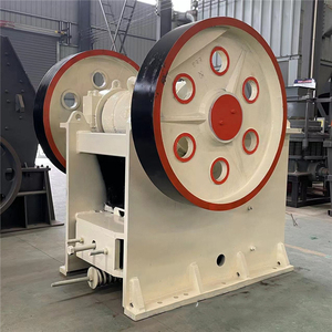 Concasseur à mâchoires haute performance à couple élevé, forte force de concassage pour le traitement de gros blocs de minerai dans les travaux miniers et les carrières - Product Image 1